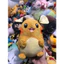 Gấu 2hand nhồi bông Pokémon Dedenne cao khoảng 40cm, được làm từ chất liệu mềm mại.