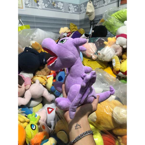 Gấu 2hand gấu bông nhân vật Pokémon Aerodactyl màu tím với đôi cánh nhỏ và miệng rộng.
