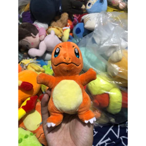 Gấu 2hand gấu bông Charmander (rồng lửa) trong series Pokémon, thường được làm từ chất liệu nhung mềm mại.