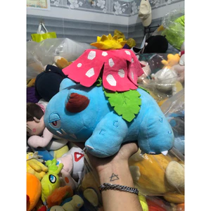 Gấu 2hand gấu bông hình Pokémon Venusaur với điểm nhấn là bông hoa to rực rỡ trên lưng.