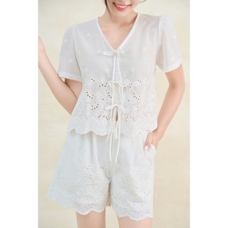 Set Bộ Đi Biểu LAMER FASHION Áo Cộc Tay Cổ V Nẹp Đính Nơ Và Quần Short Phối Ren Mchic O66C26H001
