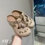 Dép sục bít mũi da lộn kèm charm dễ thương đế mềm êm đế cao 3cm