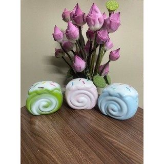 Lợn/Heo đất tiết kiệm mẫu BÁNH KEM CUỘN thạch cao 3D lỗ tròn siêu đáng yêu cho bé lựa chọn