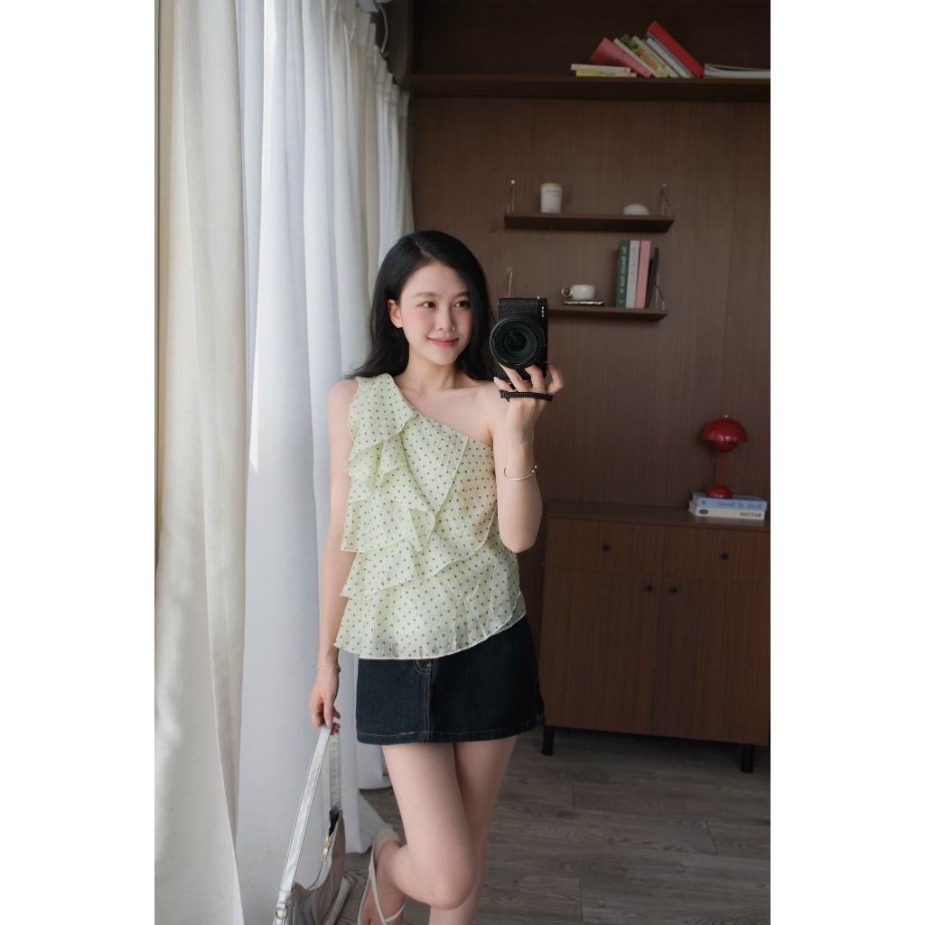 Diana Top (TSW) Áo chấm bi lệch vai xếp tầng Nữ the.sweaterweather