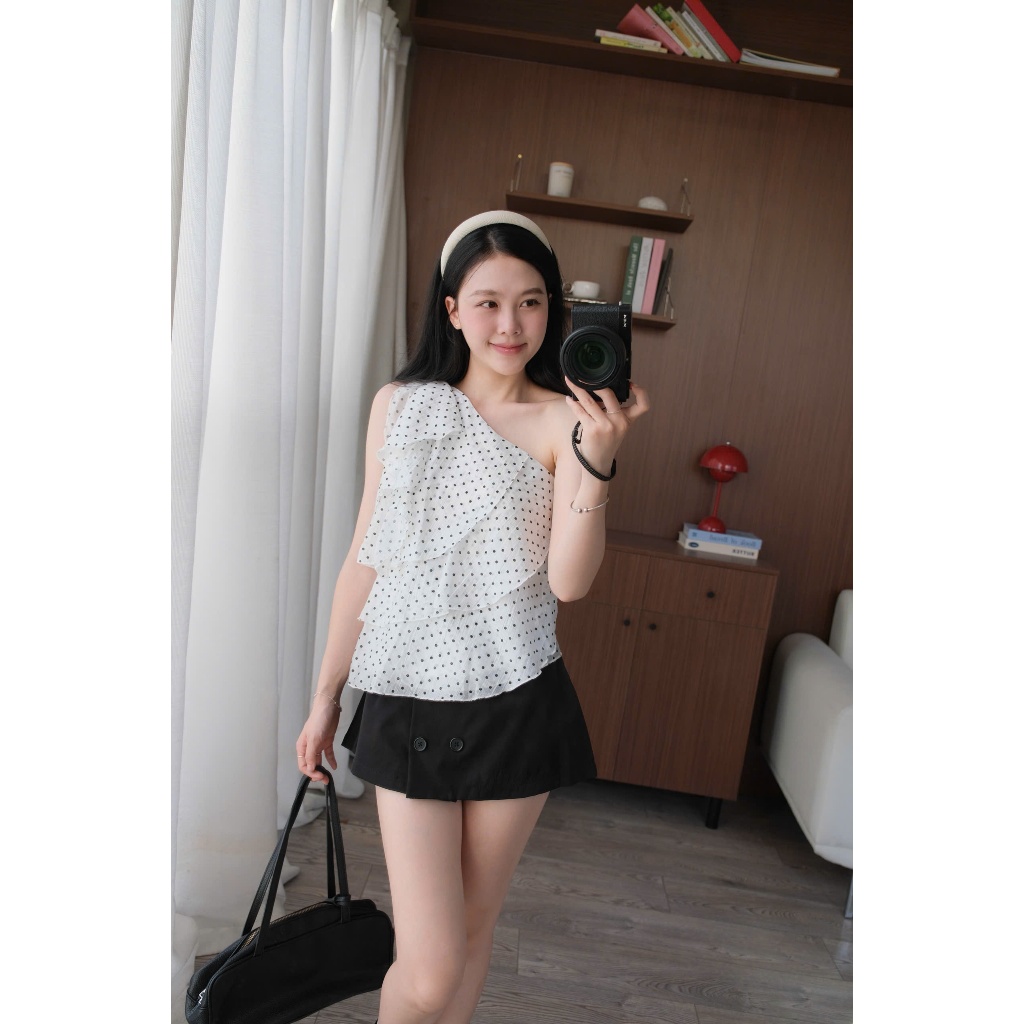 Diana Top (TSW) Áo chấm bi lệch vai xếp tầng Nữ the.sweaterweather
