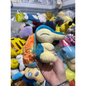 Gấu 2hand Thú bông Pokémon Cyndaquil này có thiết kế nhỏ gọn, thường có kích thước khoảng 13cm đến 15cm.