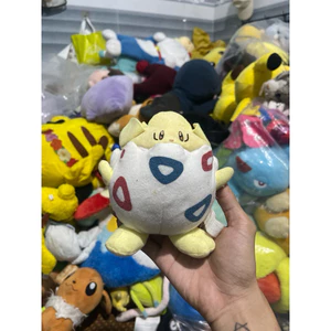 Gấu 2hand thú nhồi bông Pokemon Togepi được làm từ vải mềm với các chi tiết đường may tinh xảo.