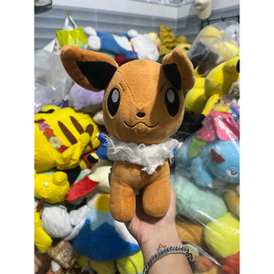 Gấu 2hand Gấu bông Pokémon Eevee này có thiết kế đặc trưng với thân màu nâu và bờm lông cổ màu trắng muốt.