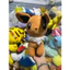 Gấu 2hand Gấu bông Pokémon Eevee này có thiết kế đặc trưng với thân màu nâu và bờm lông cổ màu trắng muốt.