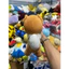Gấu 2hand Gấu bông Pokémon Eevee này có thiết kế đặc trưng với thân màu nâu và bờm lông cổ màu trắng muốt.