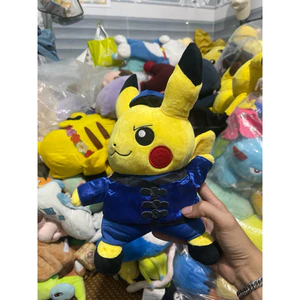 Gấu 2hand thú nhồi bông Pikachu Kung Fu, nổi bật với bộ trang phục võ thuật màu xanh satin