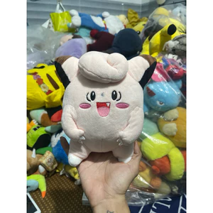 Gấu 2hand Gấu bông Pokémon Clefairy (Pipi) này có màu hồng đặc trưng với đôi tai đen và các chi tiết thêu nổi bật.