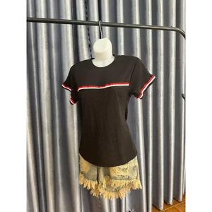 Áo Thun Cộc Tay Cổ Tron Dáng Babytee Ôm eo Tôn Dáng Phối Kẻ Đỏ Ngang Ngực Siêu Đẹp