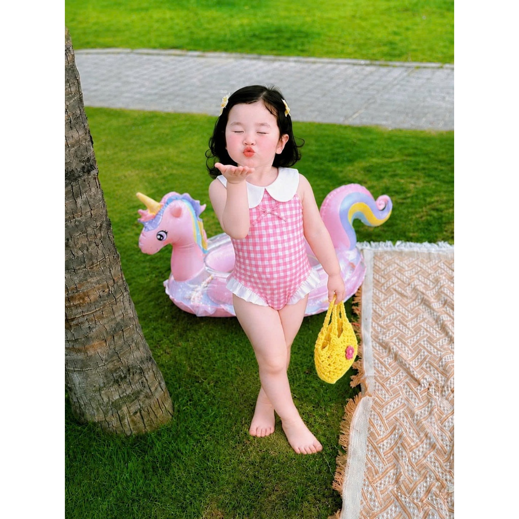 Đồ bơi bé gái liền thân caro hồng cổ sen dễ thương, đồ bơi trẻ em phối bèo cho bé đi biển đi bơi S1