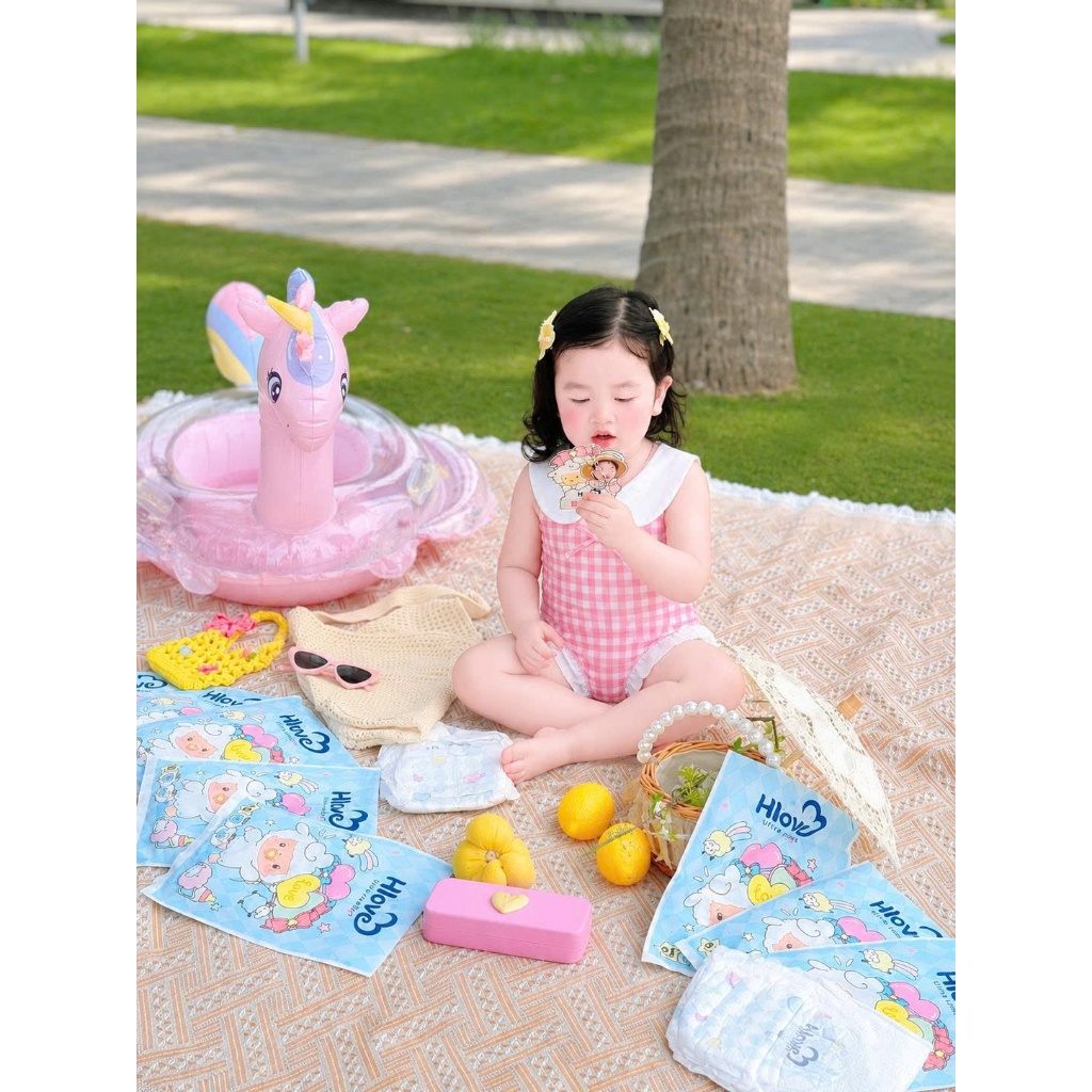 Đồ bơi bé gái liền thân caro hồng cổ sen dễ thương, đồ bơi trẻ em phối bèo cho bé đi biển đi bơi S1