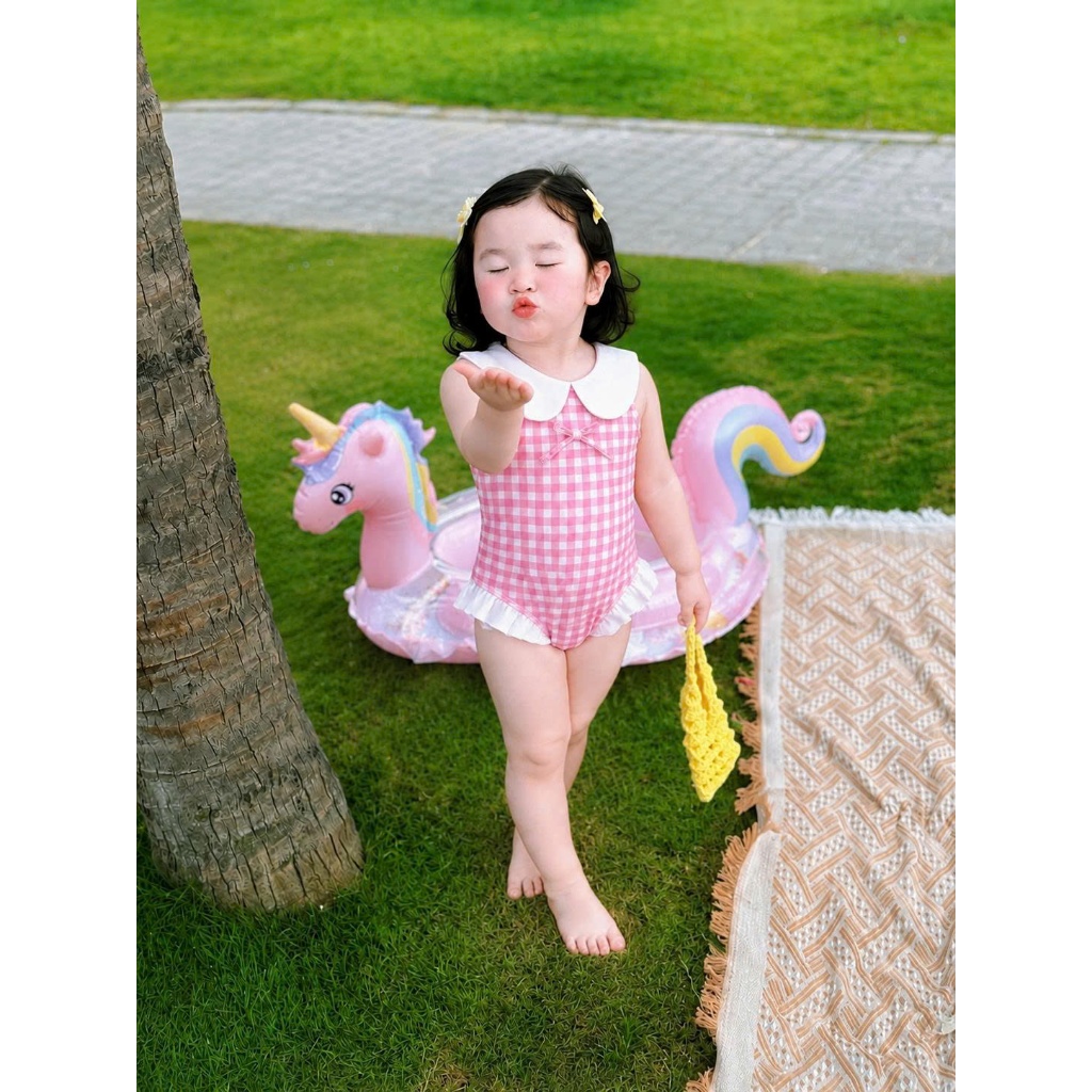 Đồ bơi bé gái liền thân caro hồng cổ sen dễ thương, đồ bơi trẻ em phối bèo cho bé đi biển đi bơi S1