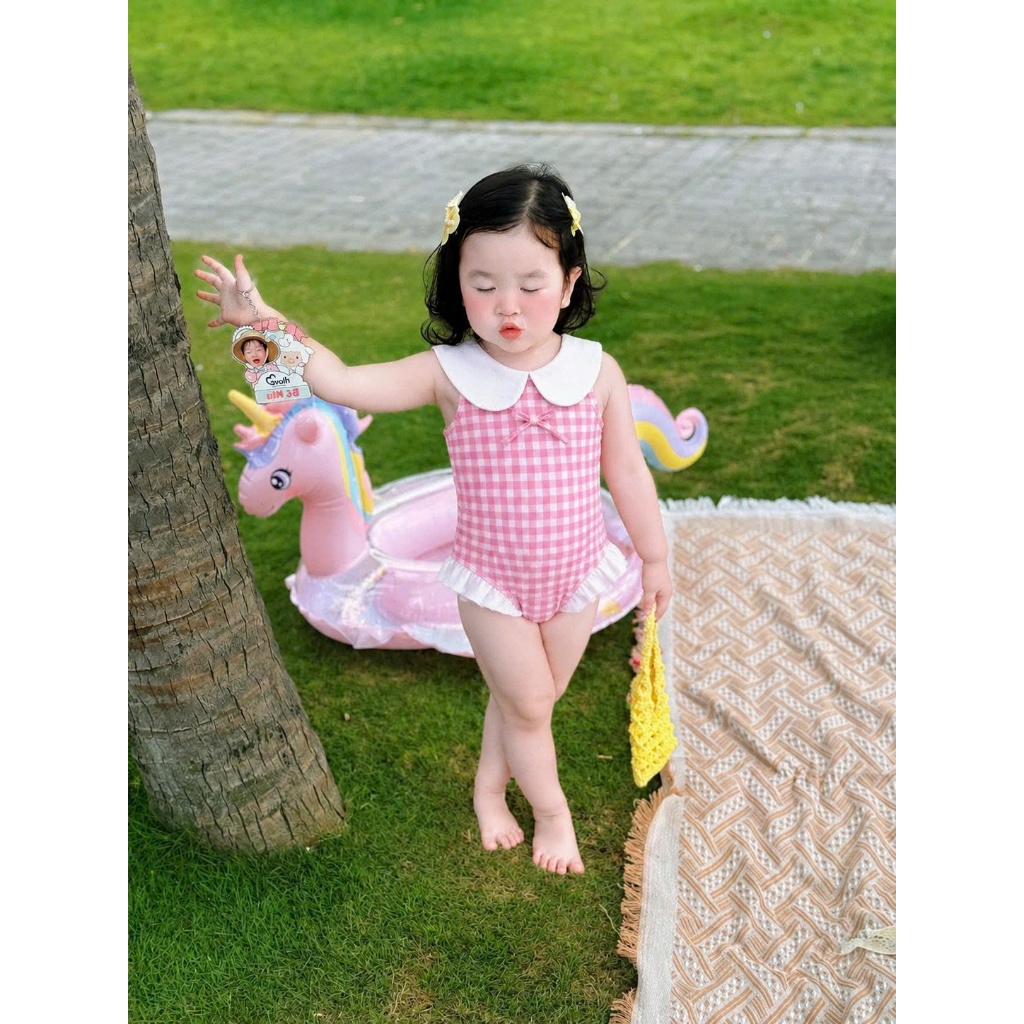 Đồ bơi bé gái liền thân caro hồng cổ sen dễ thương, đồ bơi trẻ em phối bèo cho bé đi biển đi bơi S1