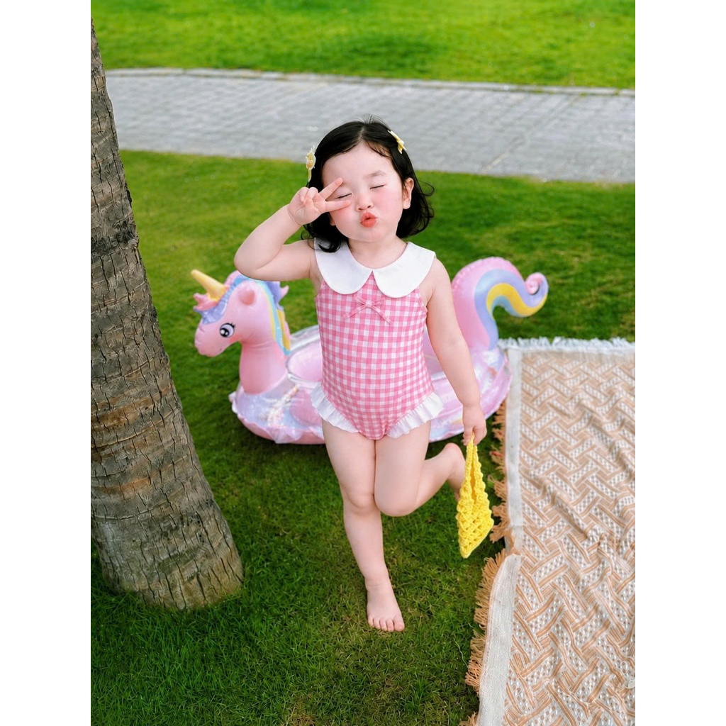 Đồ bơi bé gái liền thân caro hồng cổ sen dễ thương, đồ bơi trẻ em phối bèo cho bé đi biển đi bơi S1