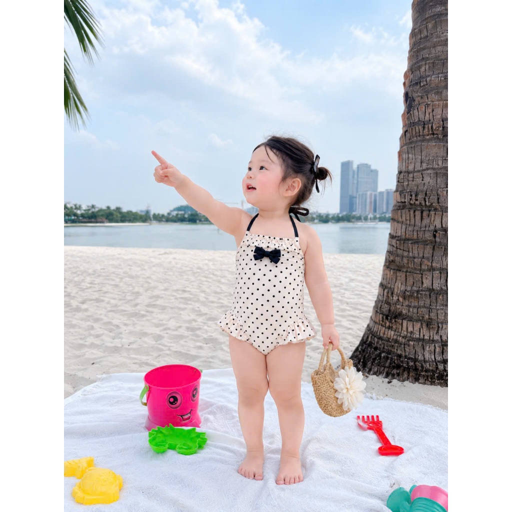 Đồ bơi bé gái liền thân chấm bi trắng đen, đồ bơi trẻ em hai dây phối nơ dễ thương cho bé S2