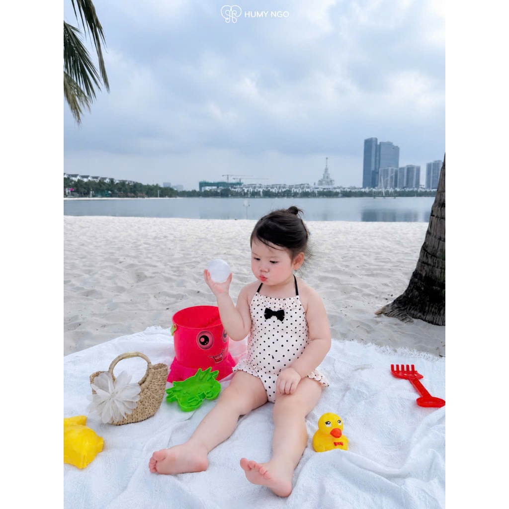 Đồ bơi bé gái liền thân chấm bi trắng đen, đồ bơi trẻ em hai dây phối nơ dễ thương cho bé S2