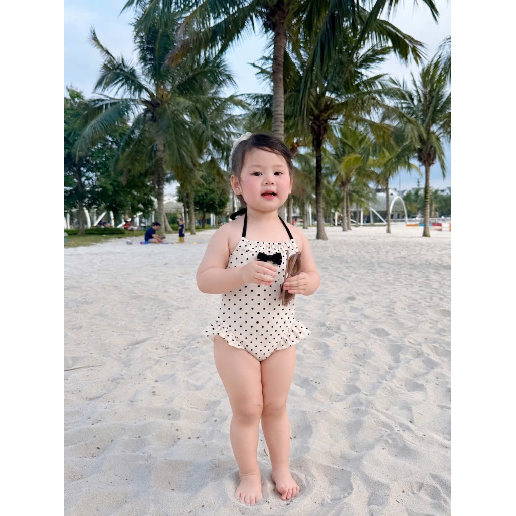 Đồ bơi bé gái liền thân chấm bi trắng đen, đồ bơi trẻ em hai dây phối nơ dễ thương cho bé S2