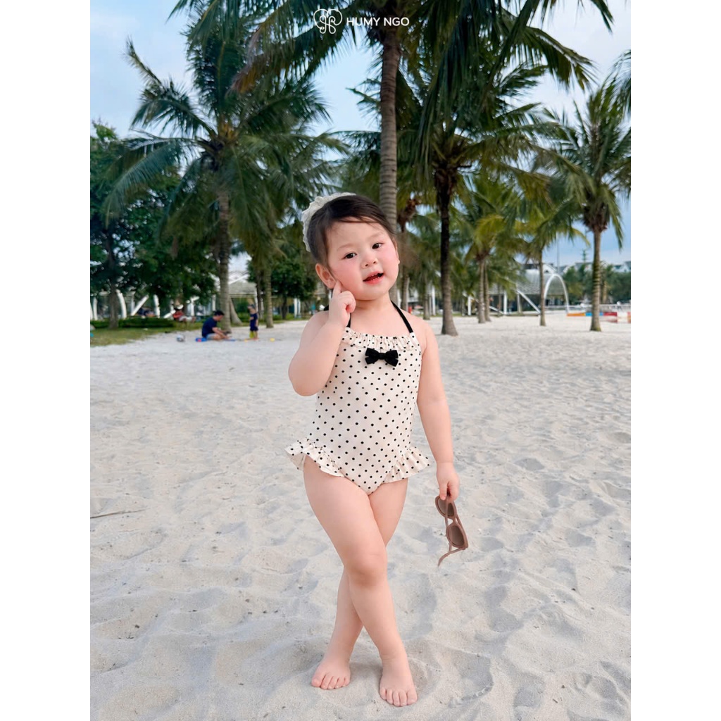 Đồ bơi bé gái liền thân chấm bi trắng đen, đồ bơi trẻ em hai dây phối nơ dễ thương cho bé S2
