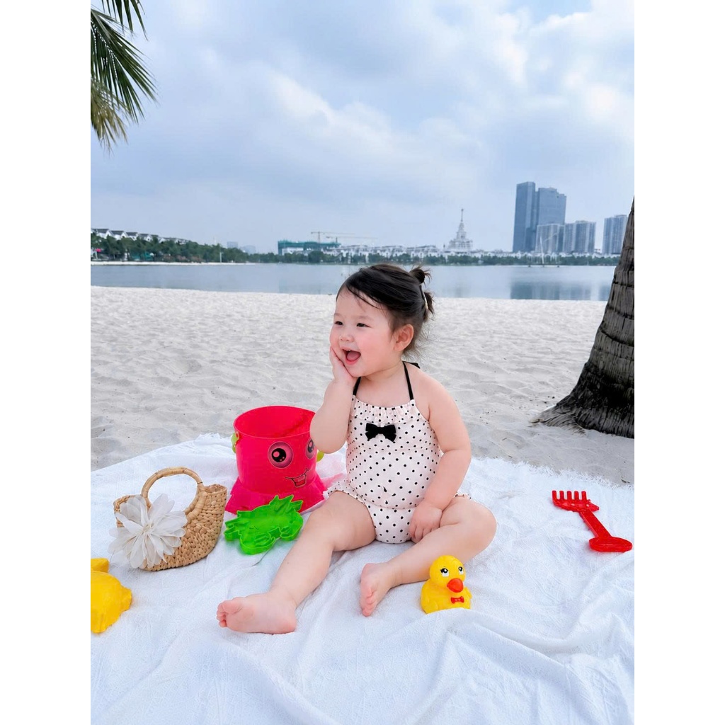 Đồ bơi bé gái liền thân chấm bi trắng đen, đồ bơi trẻ em hai dây phối nơ dễ thương cho bé S2