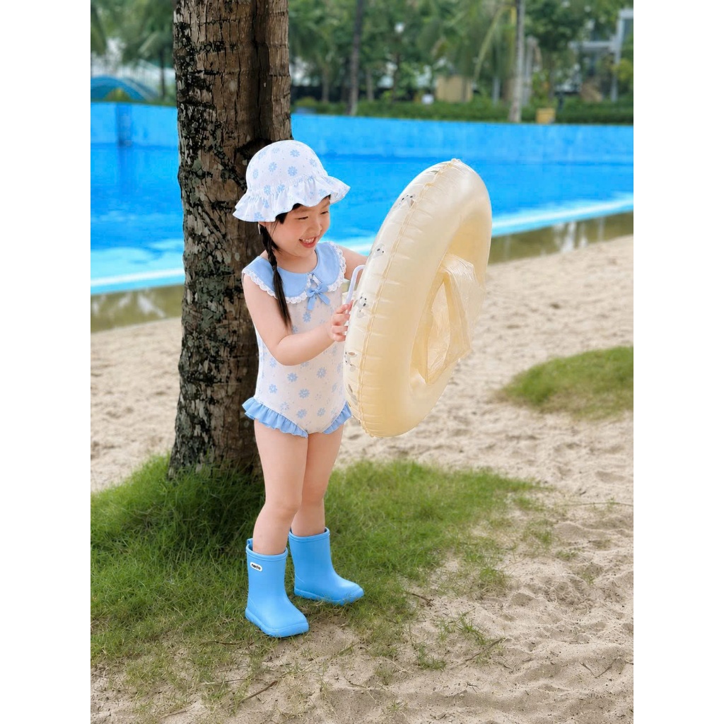 Đồ bơi bé gái liền thân họa tiết hoa nhí xanh, đồ bơi trẻ em cổ sen phối bèo dễ thương S3