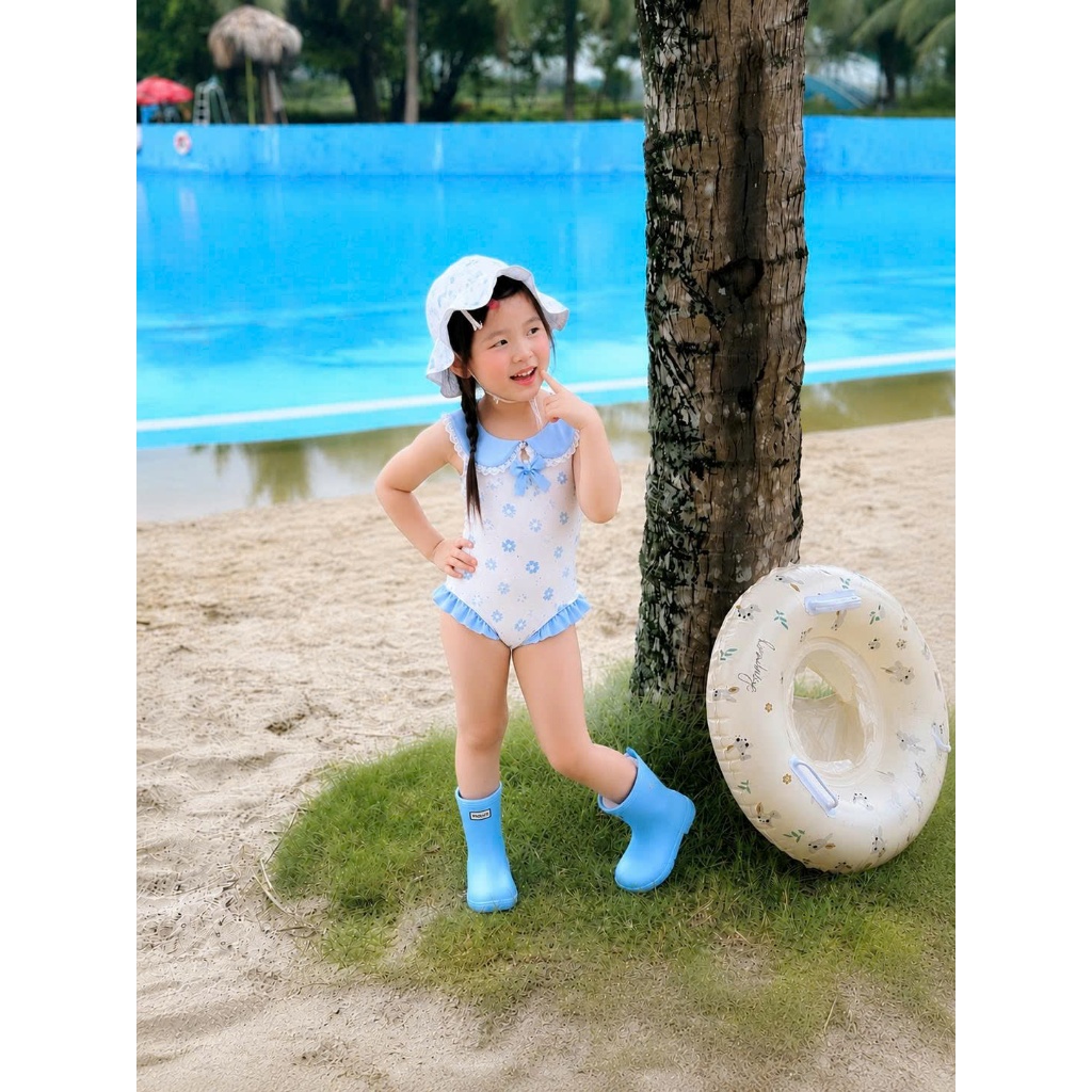 Đồ bơi bé gái liền thân họa tiết hoa nhí xanh, đồ bơi trẻ em cổ sen phối bèo dễ thương S3