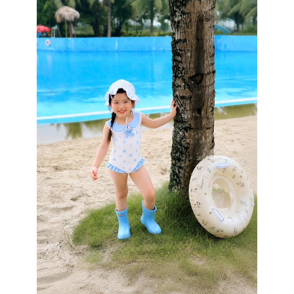 Đồ bơi bé gái liền thân họa tiết hoa nhí xanh, đồ bơi trẻ em cổ sen phối bèo dễ thương S3