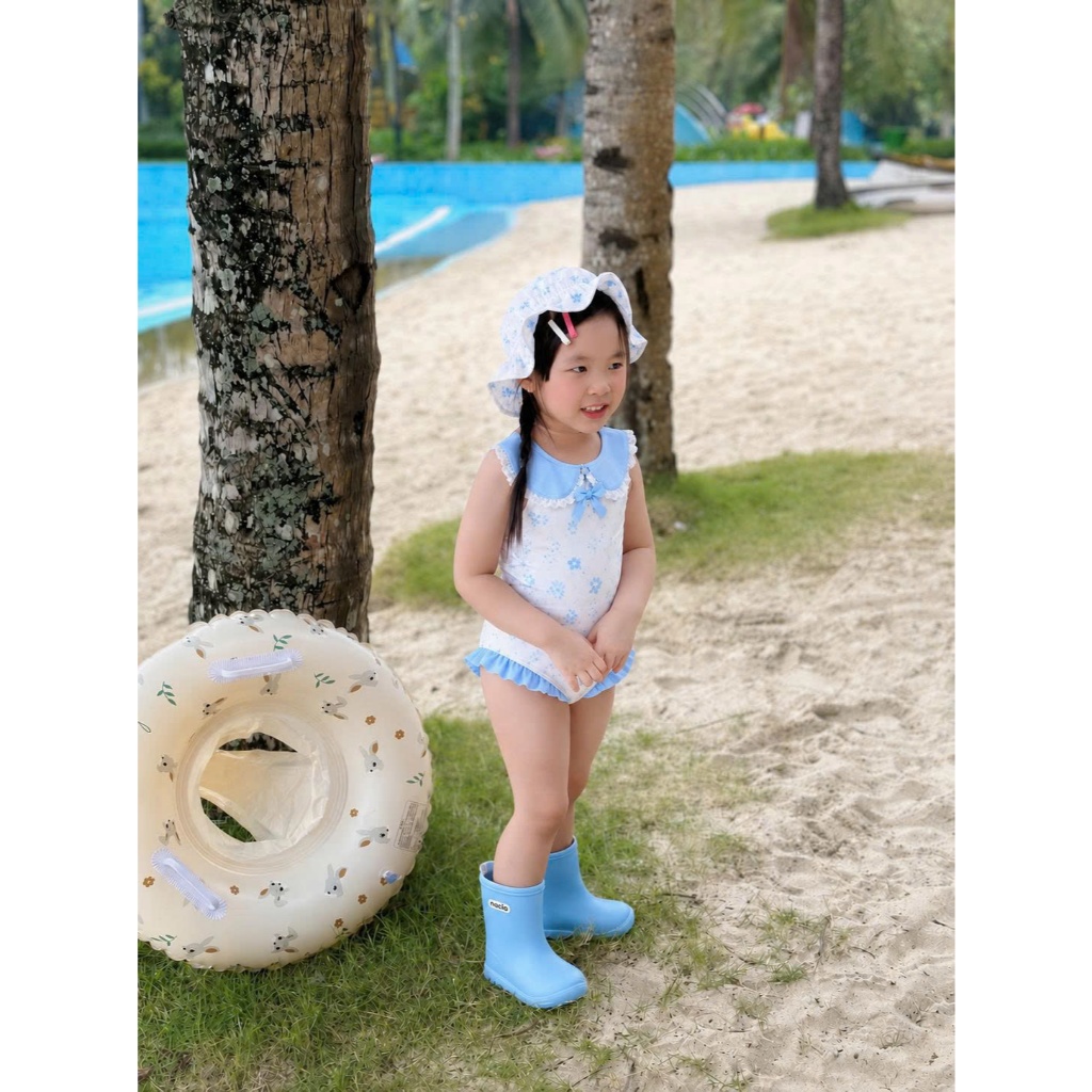 Đồ bơi bé gái liền thân họa tiết hoa nhí xanh, đồ bơi trẻ em cổ sen phối bèo dễ thương S3