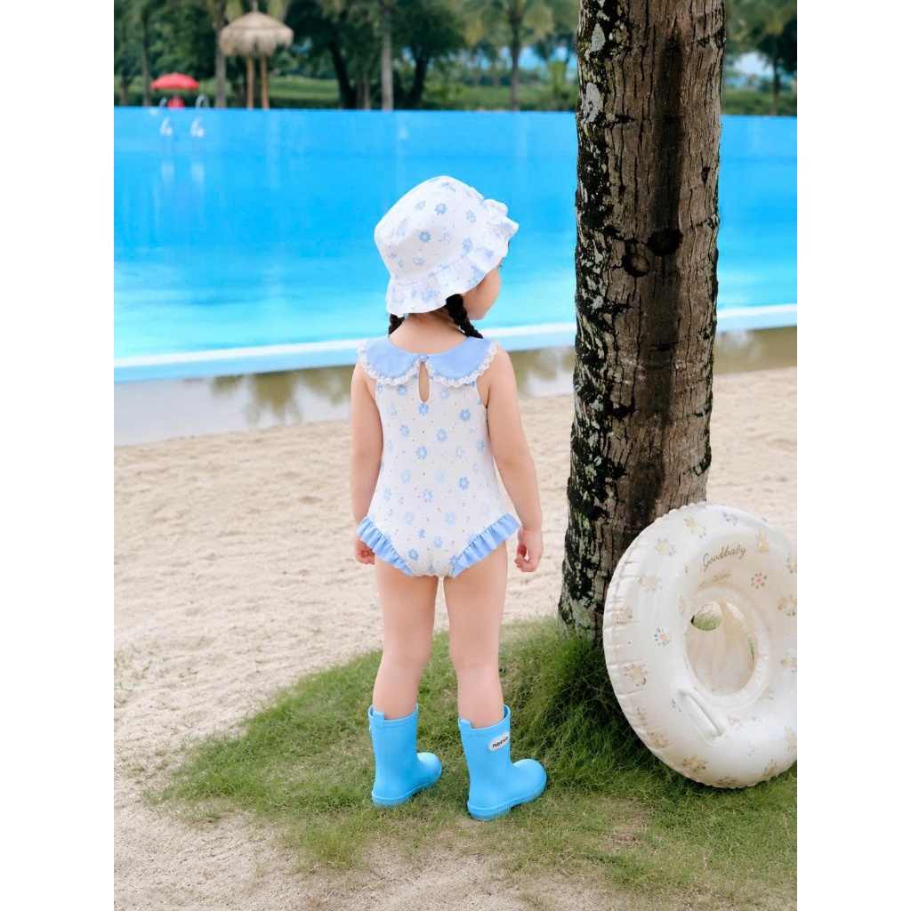 Đồ bơi bé gái liền thân họa tiết hoa nhí xanh, đồ bơi trẻ em cổ sen phối bèo dễ thương S3