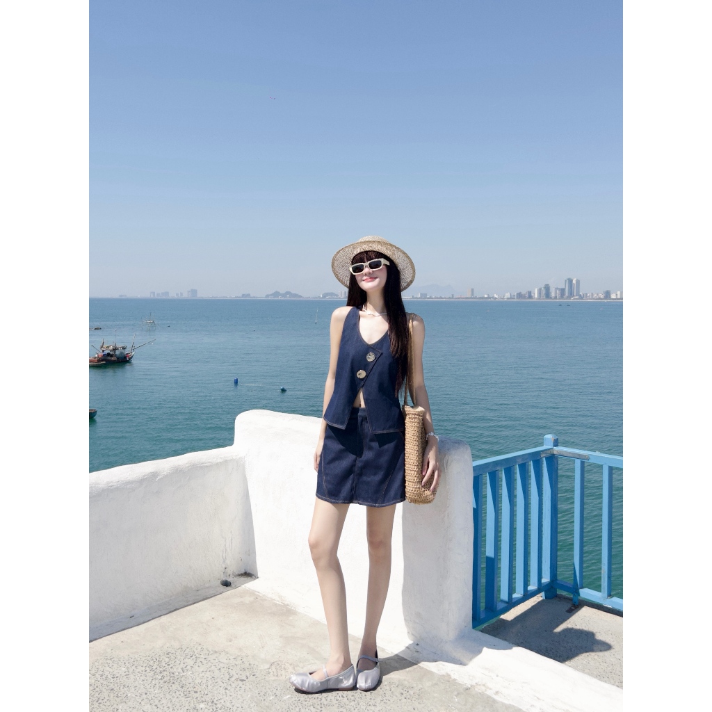 SECODEE Áo Sát Nách Cổ V Chất Denim Phối Nút Lớn LAGEK TOP Áo Dây Bản To Hở Rốn Jean FSBA2604102