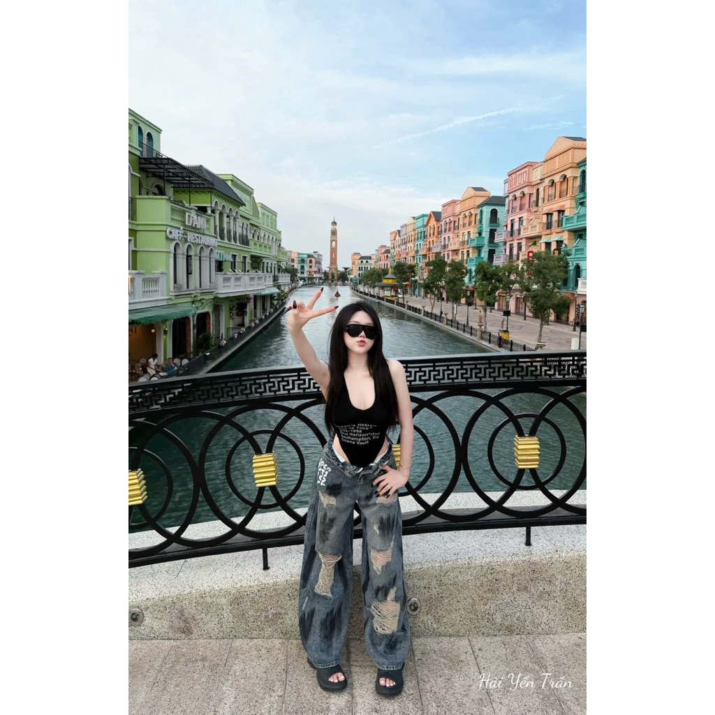 Áo bodysuit hai dây chữ phối đồ siu chất tôn dáng