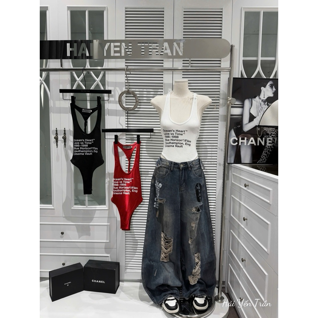 Áo bodysuit hai dây chữ phối đồ siu chất tôn dáng