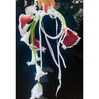 bó hoa cầm tay cô dâu tiểu thư xinh đẹp