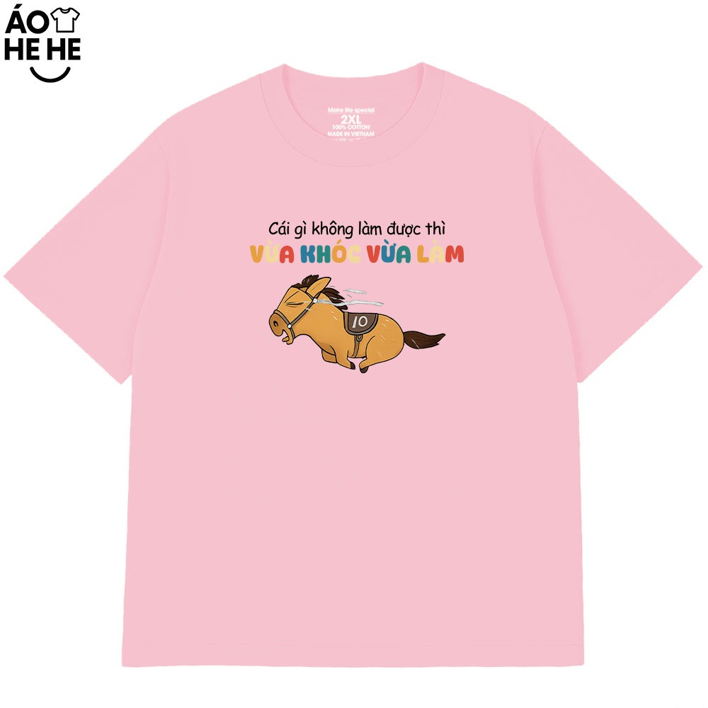 Áo Thun In Chữ Hài Hước Vừa Làm Vừa Khóc Câu Nói Text Văn Phòng Công Sở Form Rộng Cotton 230gsm