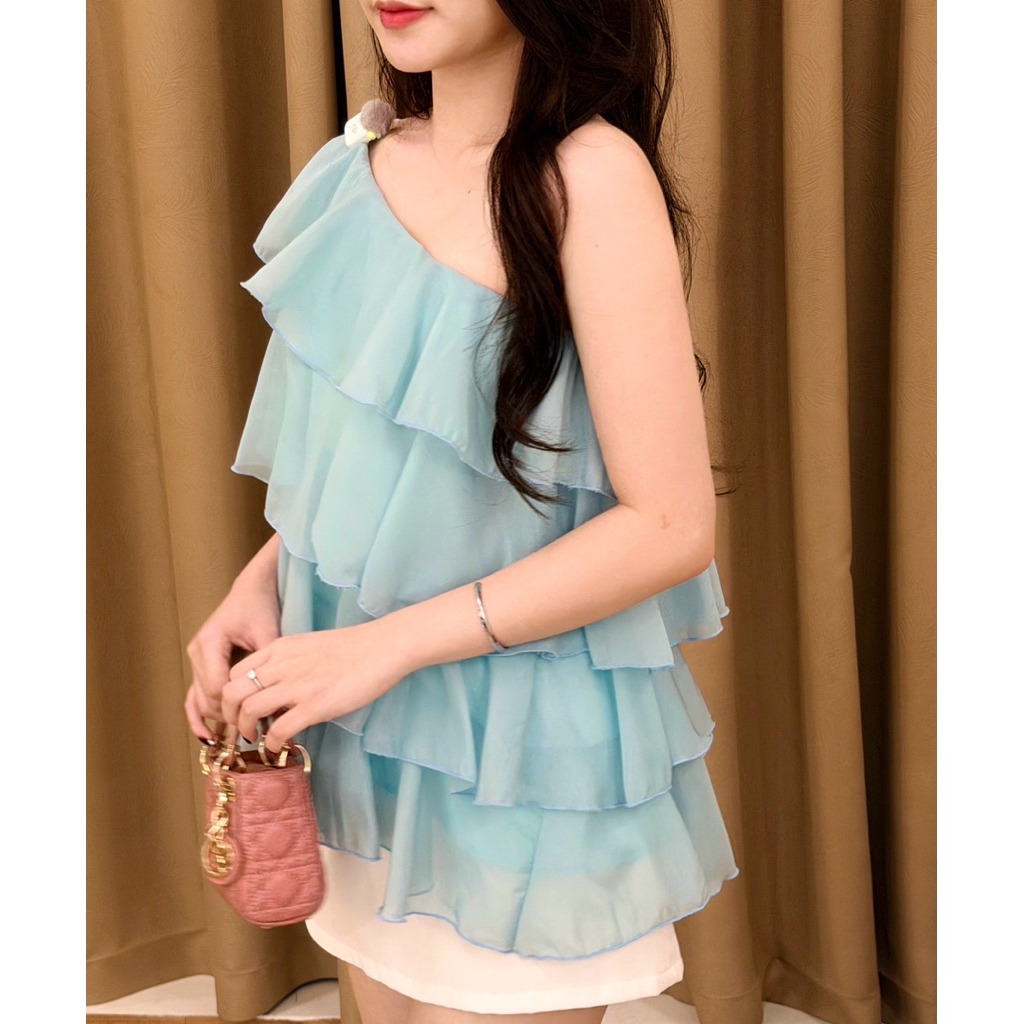 Áo lệch vai bèo tầng chất tơ nhẹ bồng bềnh, áo tơ chéo vai xếp tầng dáng ngắn nhẹ nhàng quyến rũ