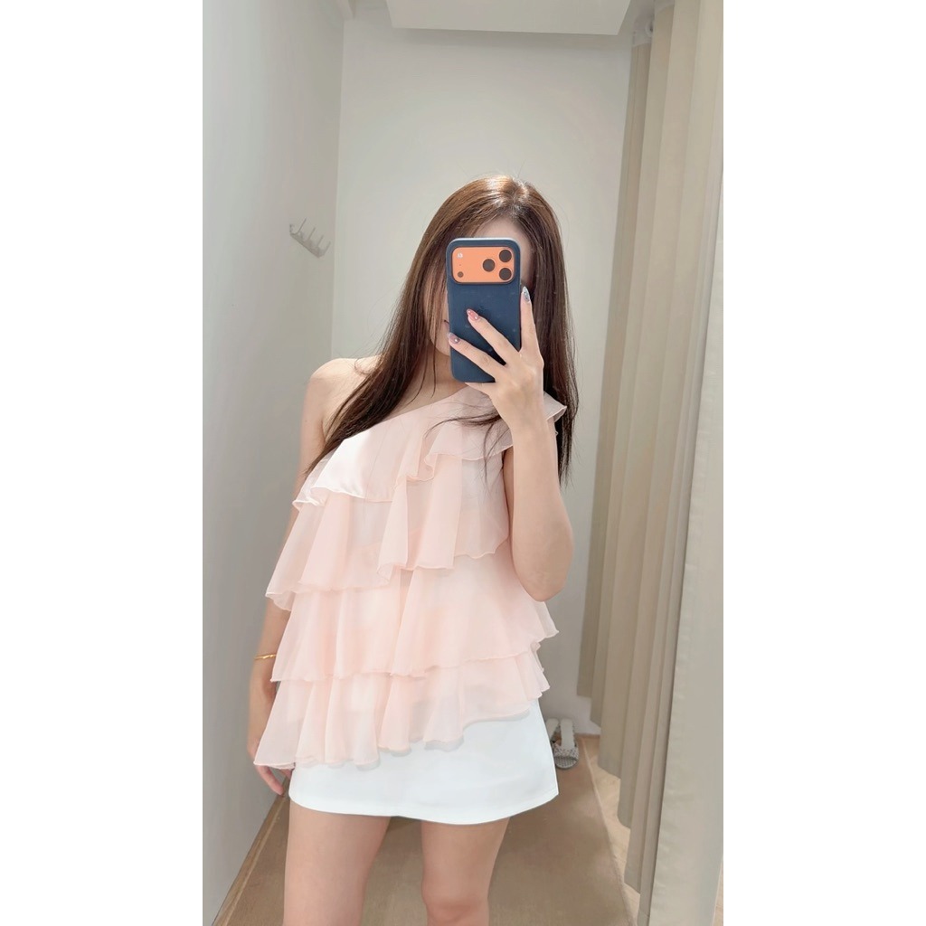 Áo lệch vai bèo tầng chất tơ nhẹ bồng bềnh, áo tơ chéo vai xếp tầng dáng ngắn nhẹ nhàng quyến rũ