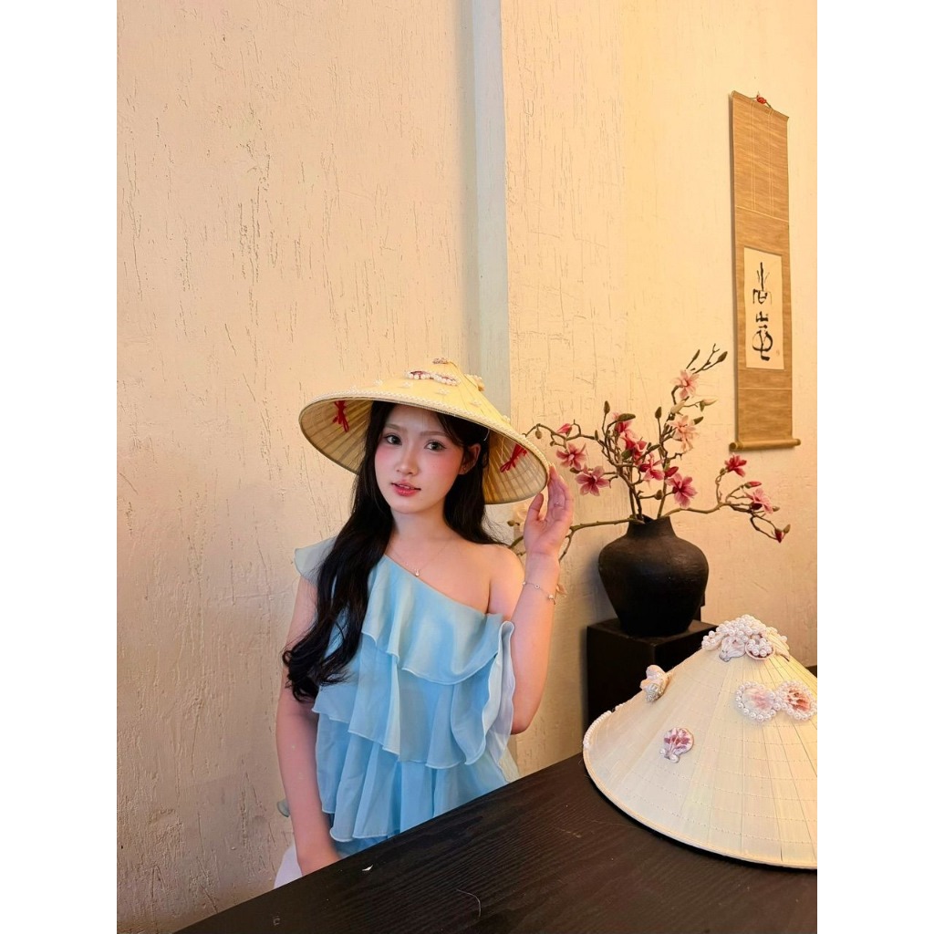 Áo lệch vai bèo tầng chất tơ nhẹ bồng bềnh, áo tơ chéo vai xếp tầng dáng ngắn nhẹ nhàng quyến rũ