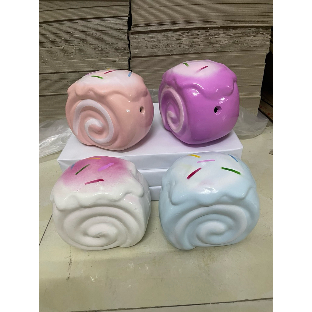 Heo đất tiết kiệm mẫu BÁNH KEM CUỘN lỗ tròn siêu cute đáng yêu cho bé
