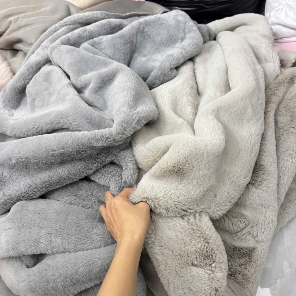 THẢM LÔNG MÀU XÁM TRO MỊN LÔNG NGẮN - THẢM LÔNG LÓT TỦ ĐIỆN THOẠI