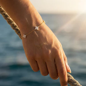 Vòng tay nữ cỏ 4 lá mạ vàng đính đá ZIRCON cao cấp - Biểu Tượng May Mắn Và Thanh Lịch từ ChicEar Jewelry Collection