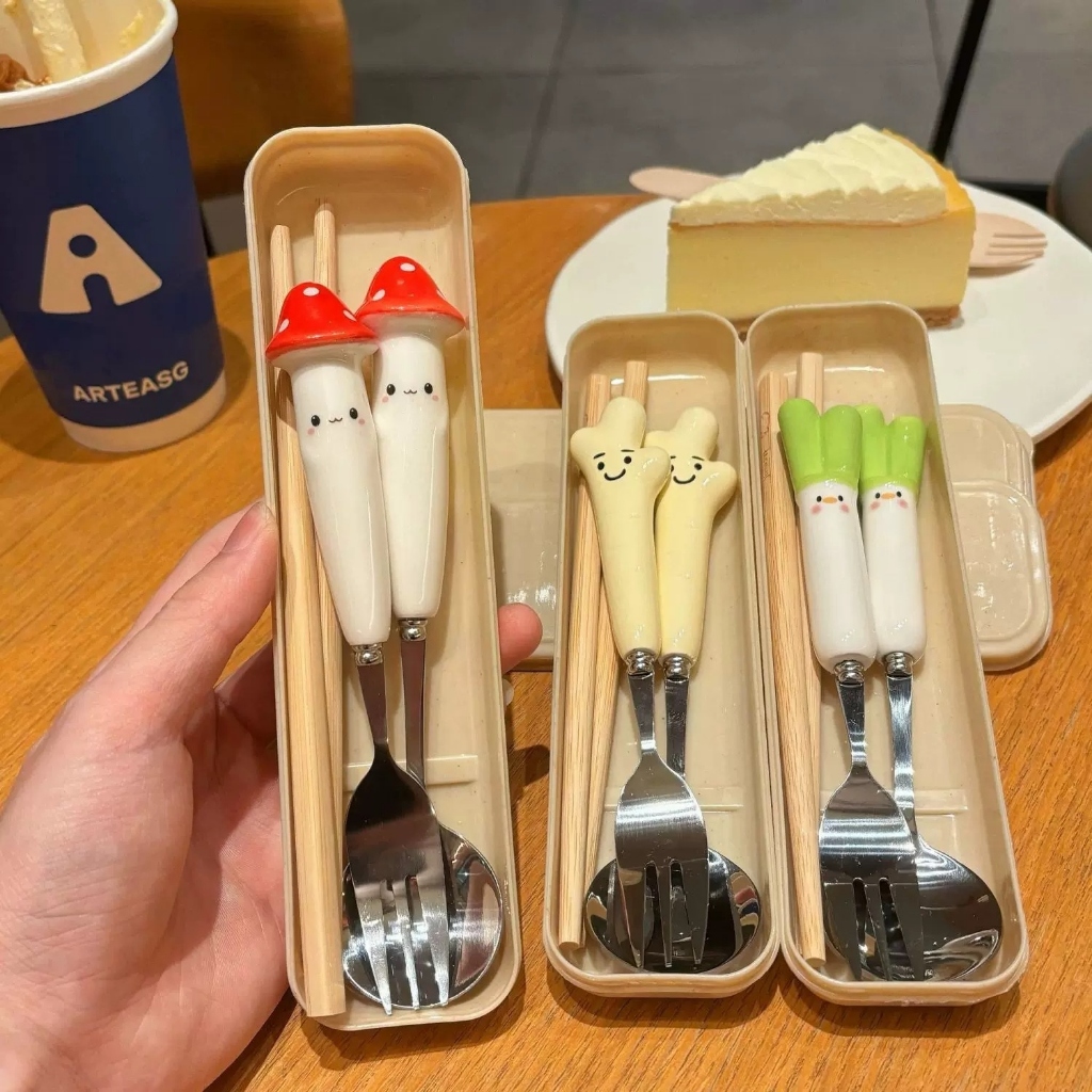 Bộ Muỗng Đũa Cá Nhân Cute Kèm Hộp Đựng – Hình Thú Cưng Rau Củ Dễ Thương, Inox Cao Cấp Cho Văn Phòng, Học Sinh