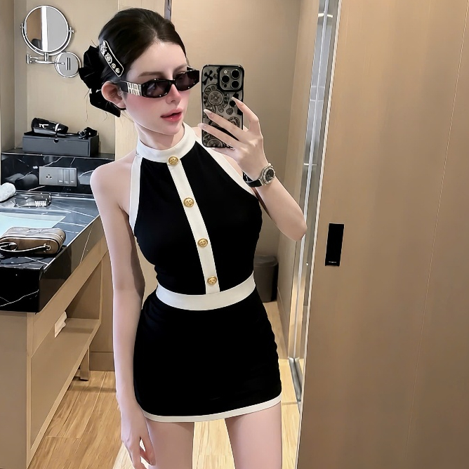Đầm yếm body ngắn viền trắng có hàng nút giữa, chất thun Ladong