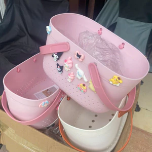 Giỏ Nhựa Đi Biển Dạo Phố Phong Cách Crocs Cute Có Quai Xách - Túi Nhựa Đựng Đồ Đa Năng Gắn Sẵn Sticker Hoạt Hình