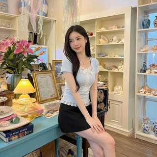 Áo kiểu ngắn tay Twentyfive phối nơ ren, hình thêu, dáng ôm 7317