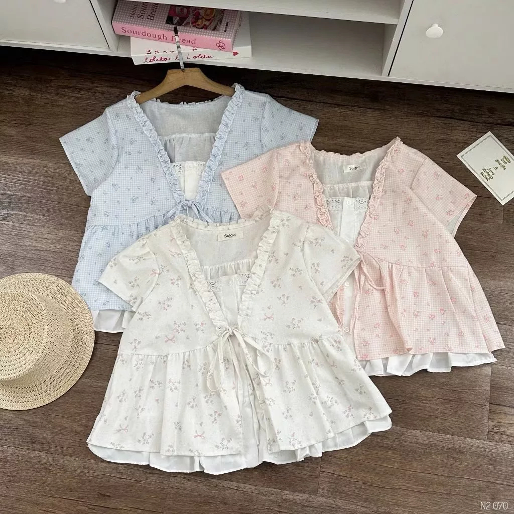 Áo kiểu nữ tay ngắn buộc nơ trước dáng peplum bèo nhún họa tiết nhã nhặn style Hàn Quốc cổ V HCOM27219