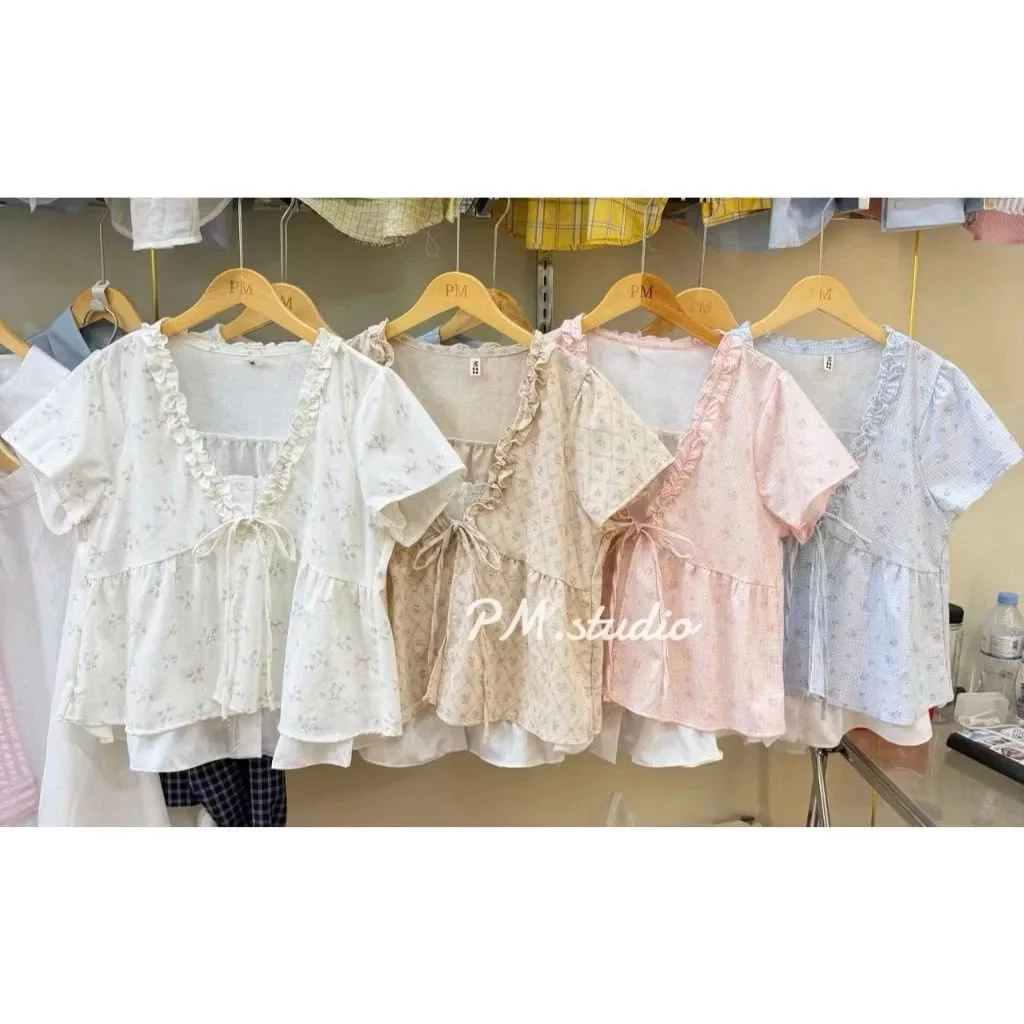 Áo kiểu nữ tay ngắn buộc nơ trước dáng peplum bèo nhún họa tiết nhã nhặn style Hàn Quốc cổ V HCOM27219