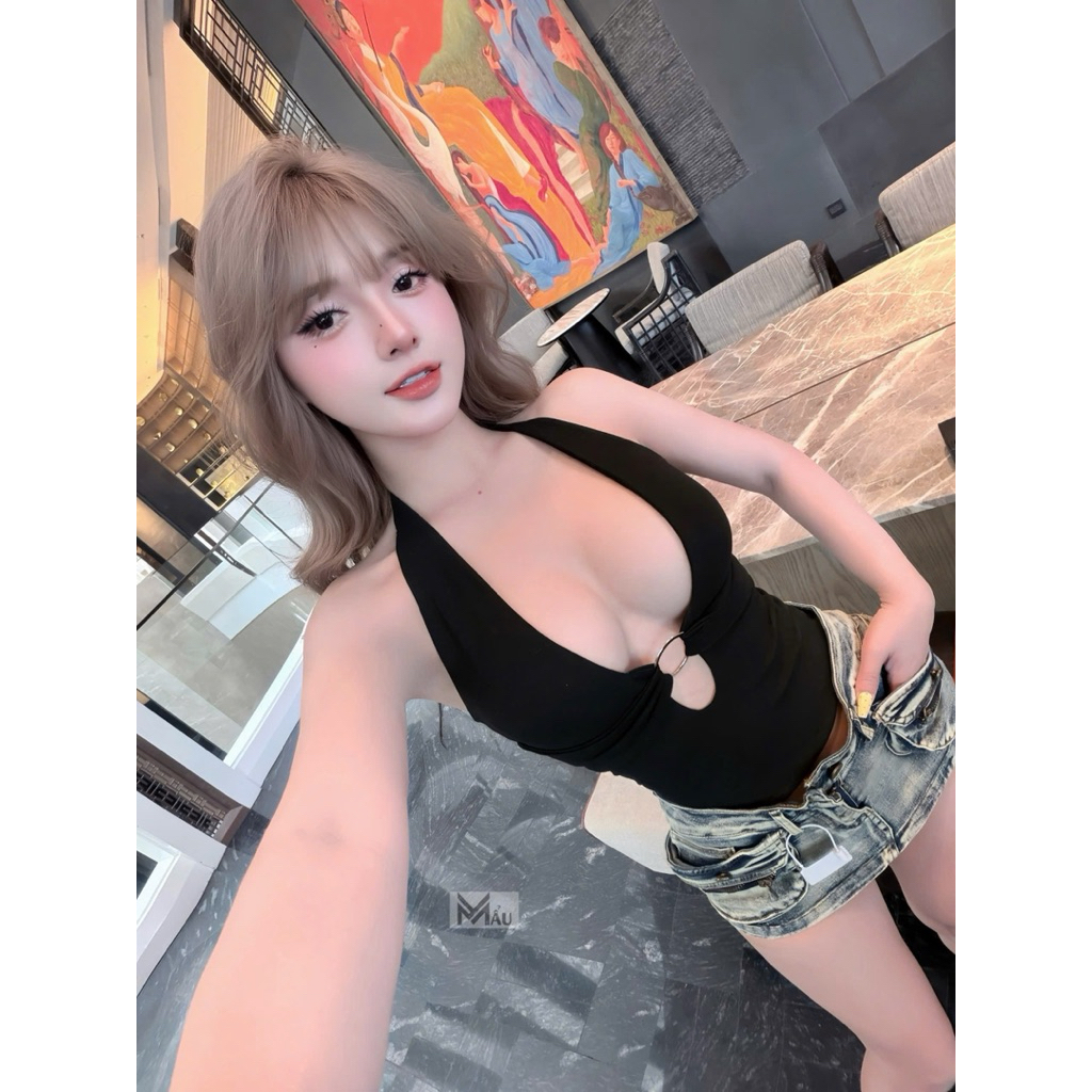 Áo cổ yếm khoét sâu đính tag ngực